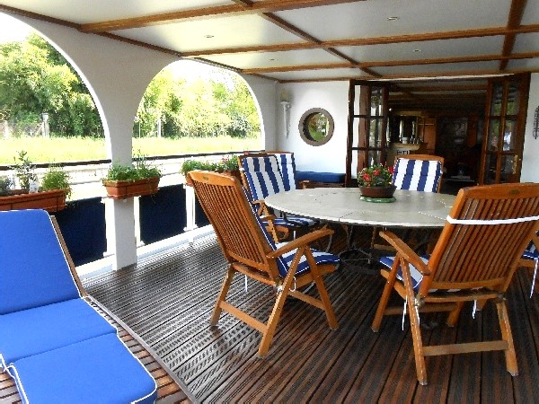 La Terraza de proa del "Renaissance" tiene una parte cubierta para que puedan disfrutar del aire libre incluso en caso de mal tiempo... CRUCEROS FLUVIALES CANALES DE FRANCIA CANAL DE BRIARE CANAL DU LOING CRUCEROS FAMILIA CRUCEROS LA RENAISSANCE CRUCEROS OFERTA CRUCEROS BARCAZA DE LUJO CRUCEROS EN FAMILIA CRUCEROS EN GRUPO CRUCEROS CON AMIGOS CRUCEROS BORGOÑA BARCAZAS PRIVADAS